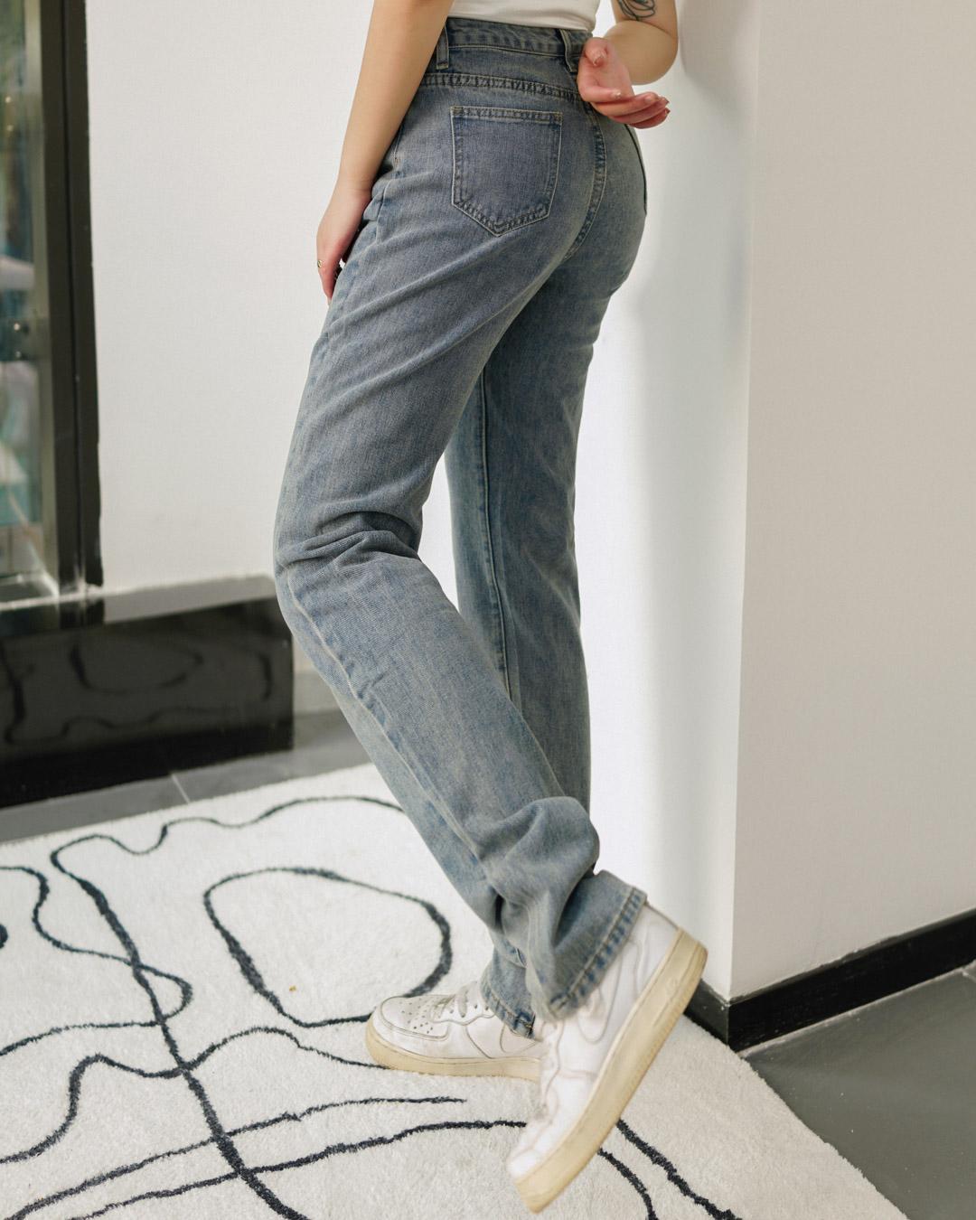 Asymmetric Low-rise Straight Jeans