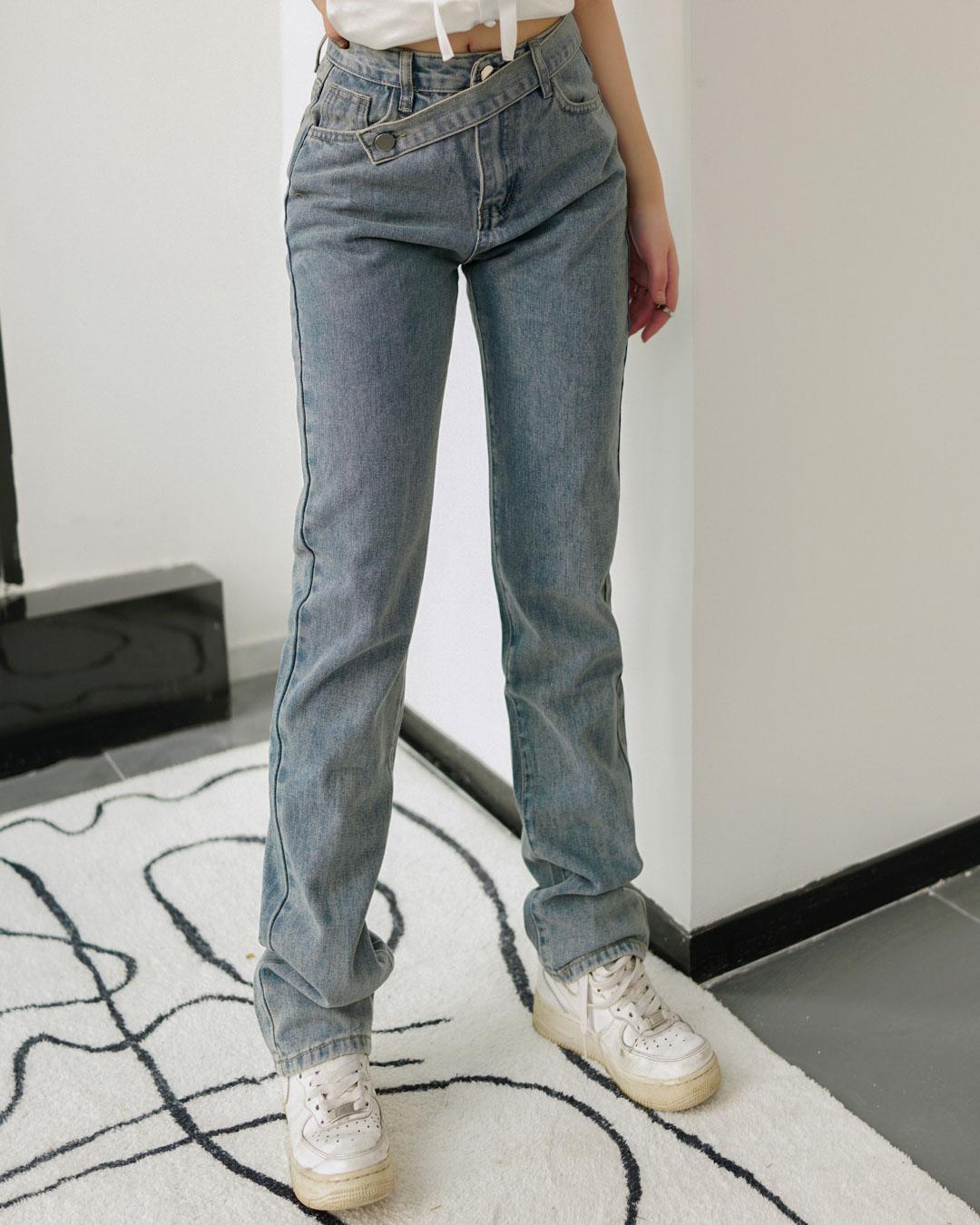 Asymmetric Low-rise Straight Jeans